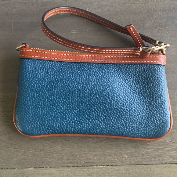 Dooney & Bourke Large Slim Wristlet pebbled leather Jeans Blue NWOT - Picture 2 of 5
